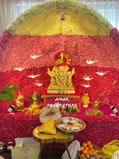 Another beautiful ombré floral dome, this time blending shades of pink, yellow, and red. This vibrant and colorful design is perfect for a joyous and energetic Ganpati celebration.