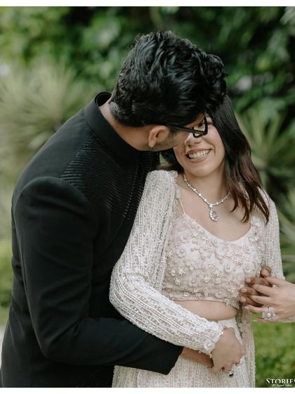 A close-up filled with tenderness and a happy smile. These are the unscripted moments that truly tell the story of a couple's love.