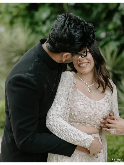 A close-up filled with tenderness and a happy smile. These are the unscripted moments that truly tell the story of a couple's love.