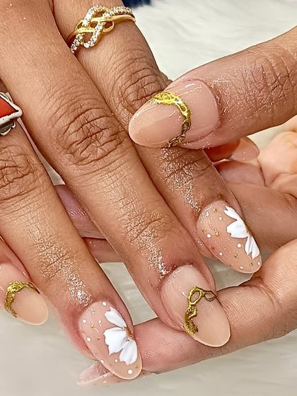 Minimal yet magical floral dreams kissed with gold. This is your sign to go for a soft glam look on your nails, perfect for a bride or bridesmaid.