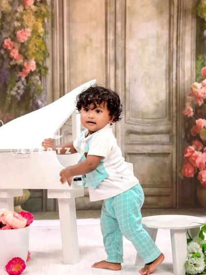 Our musician theme lets your little artist shine. This elegant setup features a miniature white grand piano against a beautiful floral backdrop, perfect for capturing your child's budding talent and charm.
