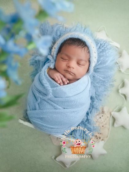 This dreamy setup with soft stars and blue flowers is perfect for a "twinkle, twinkle, little star" theme. It creates a magical and sweet portrait of your sleeping baby.