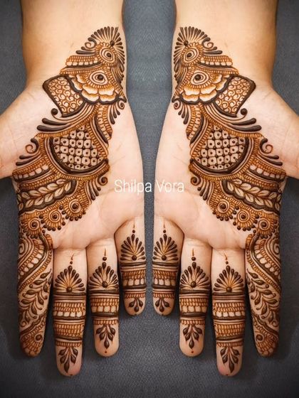 A striking Arabic-inspired design with bold, clean lines and open spaces, focusing on the center of the palm.