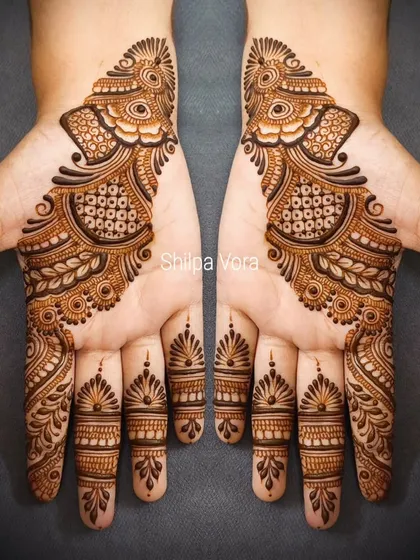 A striking Arabic-inspired design with bold, clean lines and open spaces, focusing on the center of the palm.