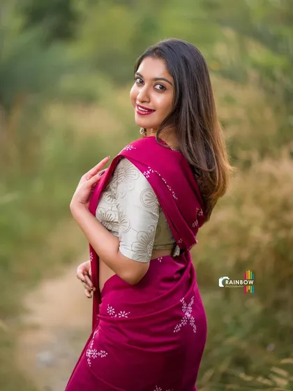 Outdoor shoots are my specialty. Here, I used the soft, natural light of the golden hour in an open field to create a dreamy, gentle mood. This kind of portrait is perfect for capturing a natural and approachable vibe.