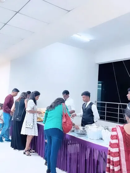 Guests lining up at the buffet during an evening party. The service is organized to ensure a smooth and quick process for everyone.