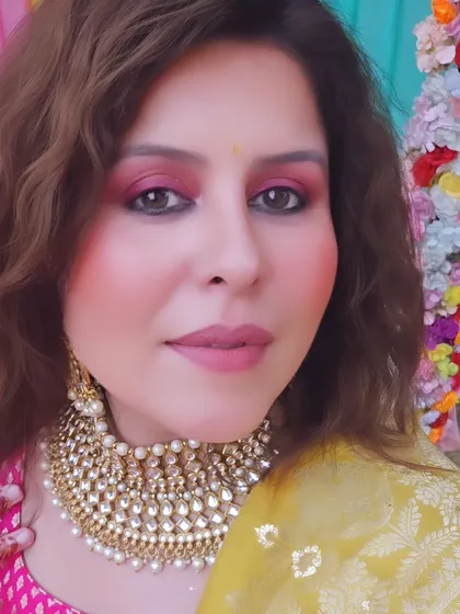 A festive look with a dewy base, radiant glow, and highlighted pink eyes. The pink nude lips keep it subtle yet stunning.