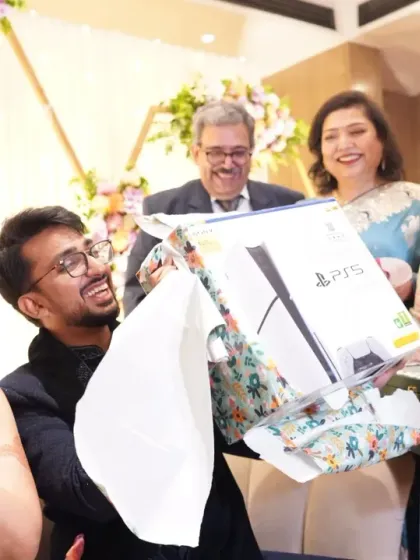 The groom's priceless reaction to receiving a PS5 as a gift. It's these surprising and funny moments that make each wedding unique.