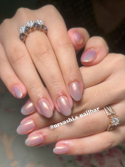 This set features a beautiful pearlescent chrome finish over a soft nude base. The iridescent shine gives the nails a Hailey Bieber-esque glazed donut look that is both trendy and timeless.