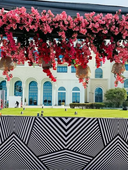The bar for a modern Doha celebration. The bold black-and-white geometric pattern is topped with a canopy of pink bougainvillea, creating a chic and stylish look. 🩷🖤🤍
