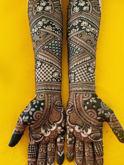 A beautiful example of a well-stained, intricate design. The contrast between the dark henna and the skin highlights the precision of our work.