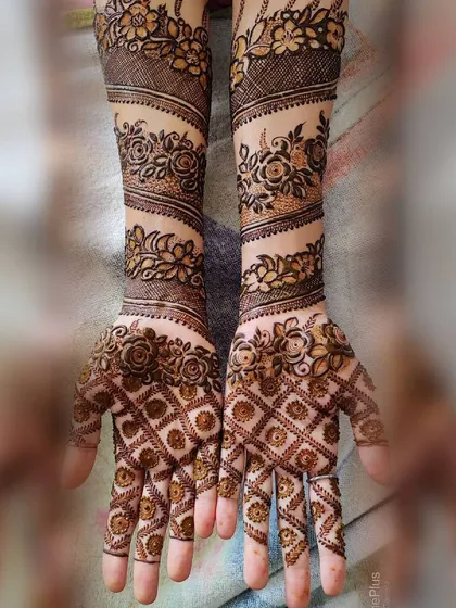 For a more modern touch, I create flowing designs like this one. A beautiful spiral of rose and floral patterns wraps around the arm, combined with a delicate net pattern on the palm and fingers.