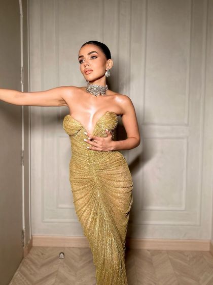 The complete look in all its glory. A true red carpet moment.