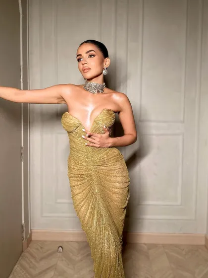 The complete look in all its glory. A true red carpet moment.