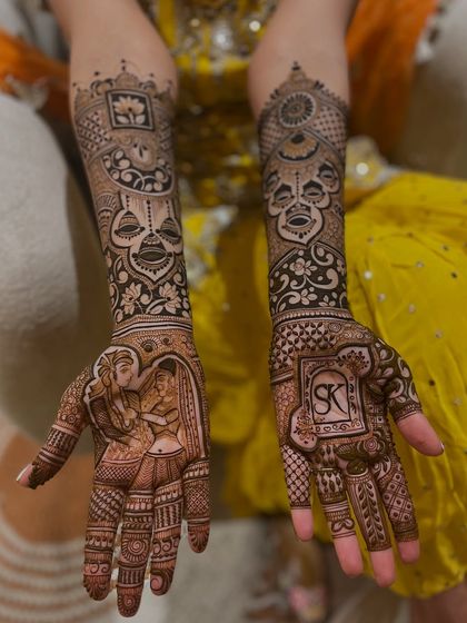A full view of the 'Varmala' ceremony portrait mehandi, paired with the couple's initials 'SK' on the other hand.