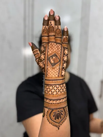 A beautiful bridal backhand design with a central diamond-shaped motif and full finger coverage.