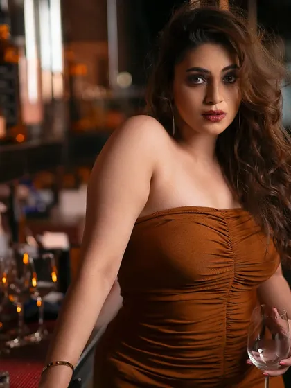 This is a classic glamour look perfect for a commercial or portfolio shoot. I focused on creating soft, voluminous waves in her hair, paired with a defined eye and a bold red lip to create a sophisticated and timeless appeal.