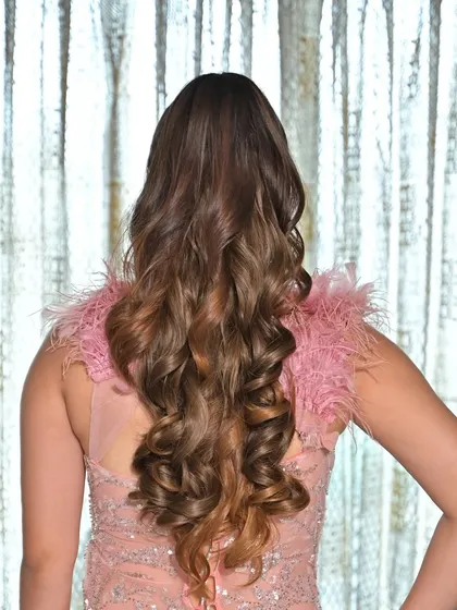 Simple, romantic waves for a bridesmaid or wedding guest. This classic style adds volume and movement, creating an effortlessly glamorous look that works with any outfit.
