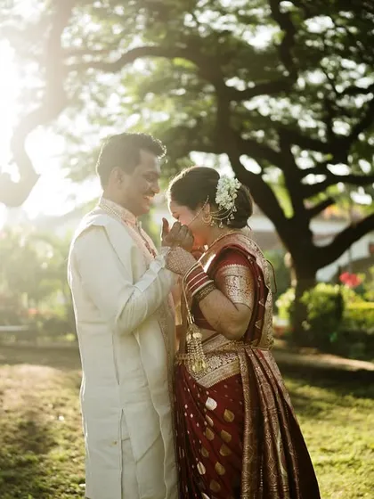 Bathed in the golden hour light, this image feels like a scene from a classic romance. We use the natural environment to create a breathtaking backdrop for the couple's love story.