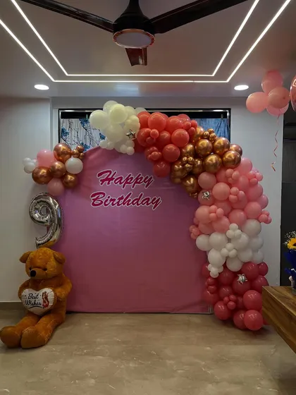 A clear, straight-on shot of the beautiful balloon arch and backdrop.