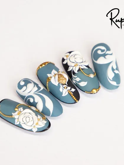 This set combines 3D gel roses, swirls, and gold jewellery accents for a sophisticated and timeless look, perfect for a bridal set.