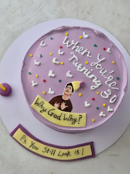 The full view of the FRIENDS-themed 30th birthday cake, complete with a "P.S. You still look 15" message.