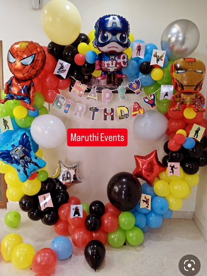A circular balloon frame packed with superhero power. This design features character balloons of Spiderman, Captain America, and Iron Man, perfect for a dynamic photo booth or cake-cutting backdrop.