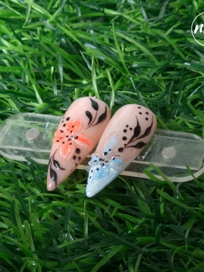 This design features the popular Korean glass effect with 2D flowers. The translucent, layered look of the petals gives a delicate and elegant finish, perfect for a sophisticated style.