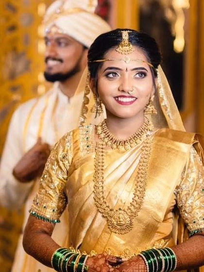 Here is another angle of our beautiful bride in the nakshi jewellery set. The way the gold complements her saree and the groom's attire creates a picture perfect moment.
