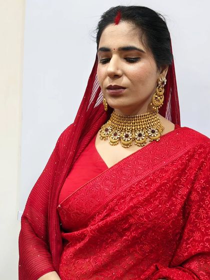 A close-up of the subtle eye makeup. A simple liner and soft shadow are all you need for a defined yet natural look.