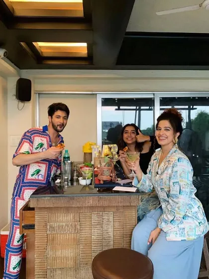 Here’s a look at our mobile bar set up for a Sunday Brunch with Rohit Saraf and Prajakta Koli. I can bring this entire professional setup to your home, making your party feel like an exclusive event.