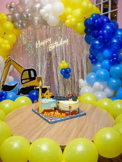One of my favorite themes, the construction site! This party setup includes a full balloon arch in yellow, blue, and white, with a large excavator cutout ready to dig in.