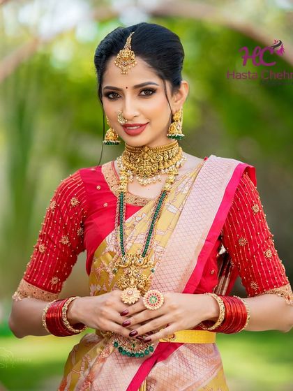 A closer view of this stunning bridal set. The green beaded mala paired with the antique gold choker creates a beautiful contrast, complemented by the large finger ring and vaddanam.