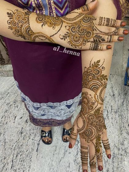 A graceful Arabic vine design that flows from the wrist down to the fingers.