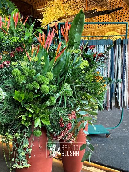 A duplicate image of the lush, tropical arrangement.