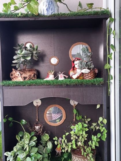 A creative use for an old cabinet. We turned it into a multi-level display for succulents and other small plants, using artificial grass for a playful touch. It’s a mini garden in itself.