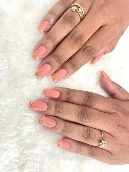 So minimalistic yet so glamorous. These subtle bridal nails feature a pastel peach base with a gentle fade of gold glitter at the tips.