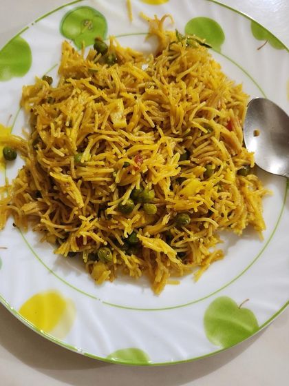 A plate of vegetable vermicelli, a quick and light meal option that is both delicious and healthy.