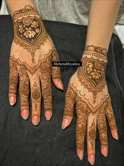 A beautiful and simple Arabic design with a heart motif. It's elegant, modern, and perfect for any occasion.