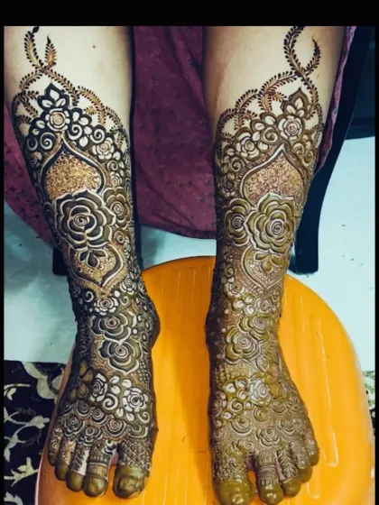 Bridal mehndi isn't just for the hands. I create stunning, detailed designs for the feet that extend up the leg, completing the traditional bridal look with elegance and grace.