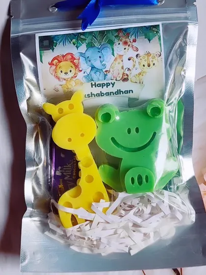 A jungle-themed mini soap set for Rakshabandhan, with a giraffe and frog soap.