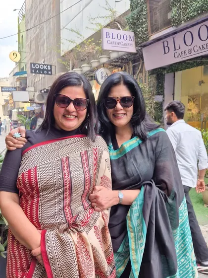 A lovely day spent exploring the city with a friend. My black and teal saree was comfortable enough for walking around while still looking effortlessly chic.