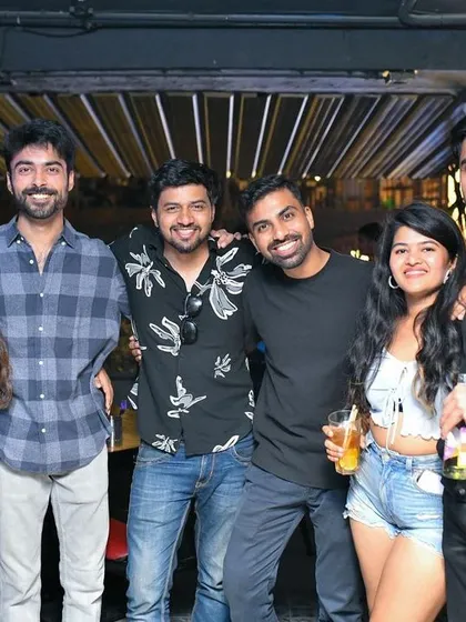 It's always great to see people I know in the crowd. Here's a shot with some friends by the bar.