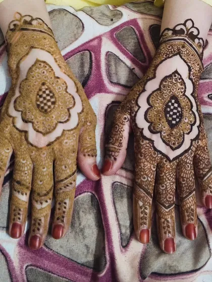 A chic and modern design for a bridesmaid. The central motif is bold and graphic, using negative space to create a striking pattern on the back of the hand.