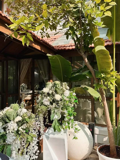 For a 40th birthday celebration at Neuma, we designed a classic and timeless white and green theme. Lush floral arrangements were placed throughout the beautiful indoor-outdoor venue, enhancing its natural charm.