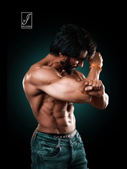 An artistic pose focusing on the abs and obliques. The way the athlete holds his arm creates tension that makes the core muscles pop, demonstrating incredible control and definition.