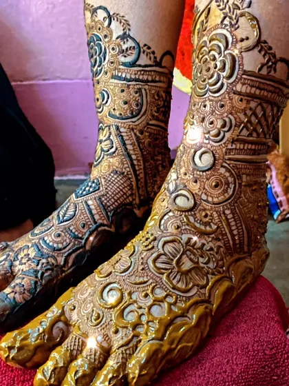 For those who love their mehendi completely filled! This design leaves no space empty, with intricate patterns covering the entire foot.