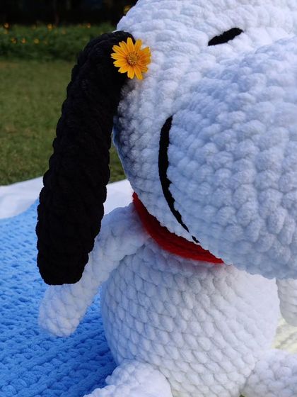 The side profile of the jumbo Snoopy, showing his classic shape and red collar.