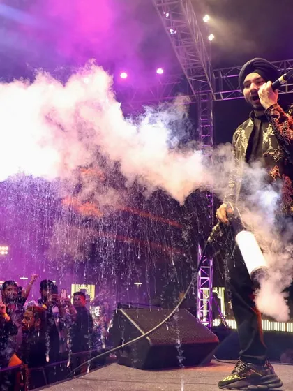 The energy of a live performance is everything. We amplify the excitement with special effects like CO2 blasts and confetti showers, ensuring the artist's performance, like this one by Gurdeep Mehndi, becomes a high-impact, memorable moment for the audience.