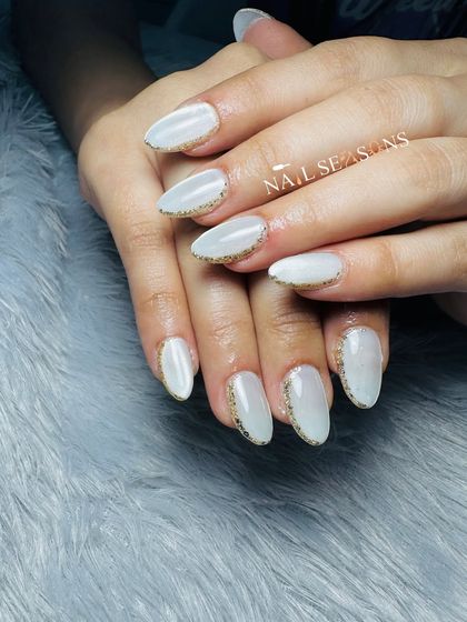 A mesmerizing white cat eye effect with a bold golden chrome edge. This design is clean, modern, and so glamorous.